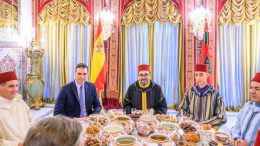 En esta foto proporcionada por el Palacio Real, el rey marroquí Mohammed VI, en el centro, el primer ministro español Pedro Sánchez, segundo a la izquierda, el príncipe heredero Moulay Hassan, segundo a la derecha, el príncipe Moulay Rachid, hermano del rey, a la derecha, y el primer ministro marroquí Aziz Akhannouch, a la izquierda, posan antes de una comida Iftar, la cena en la que los musulmanes terminan su ayuno diario de Ramadán al atardecer, en la residencia real del rey en Sale, Marruecos, jueves 7 de abril de 2022.