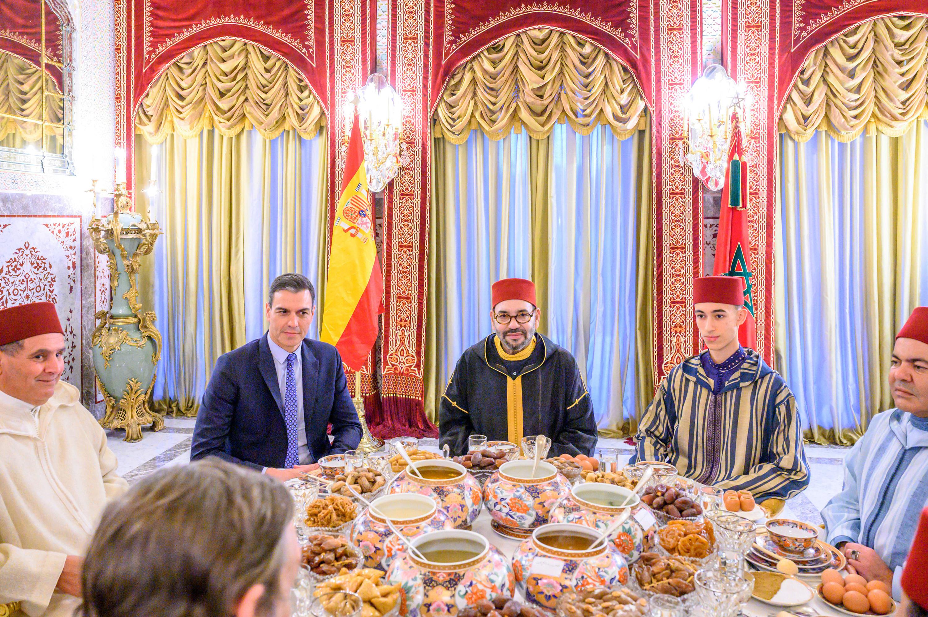 En esta foto proporcionada por el Palacio Real, el rey marroquí Mohammed VI, en el centro, el primer ministro español Pedro Sánchez, segundo a la izquierda, el príncipe heredero Moulay Hassan, segundo a la derecha, el príncipe Moulay Rachid, hermano del rey, a la derecha, y el primer ministro marroquí Aziz Akhannouch, a la izquierda, posan antes de una comida Iftar, la cena en la que los musulmanes terminan su ayuno diario de Ramadán al atardecer, en la residencia real del rey en Sale, Marruecos, jueves 7 de abril de 2022.